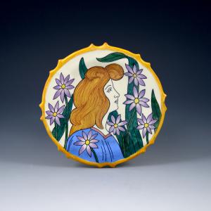Piattino con profilo femminile e margherite viola